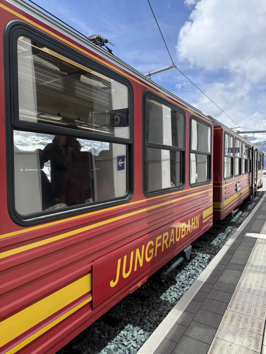 Trem vermelho da Jungfraubahn parado na plataforma