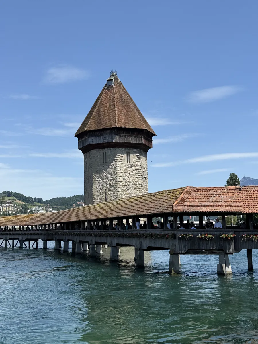 Kapellbrücke e a Wasserturm, em Lucerna, de onde parte o Luzern-Interlaken Express