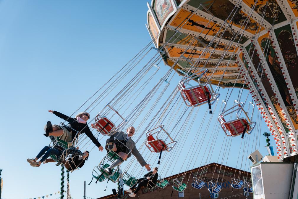 O carrossel de correntes da Oide Wiesn, com a Festzelt Tradition ao fundo.